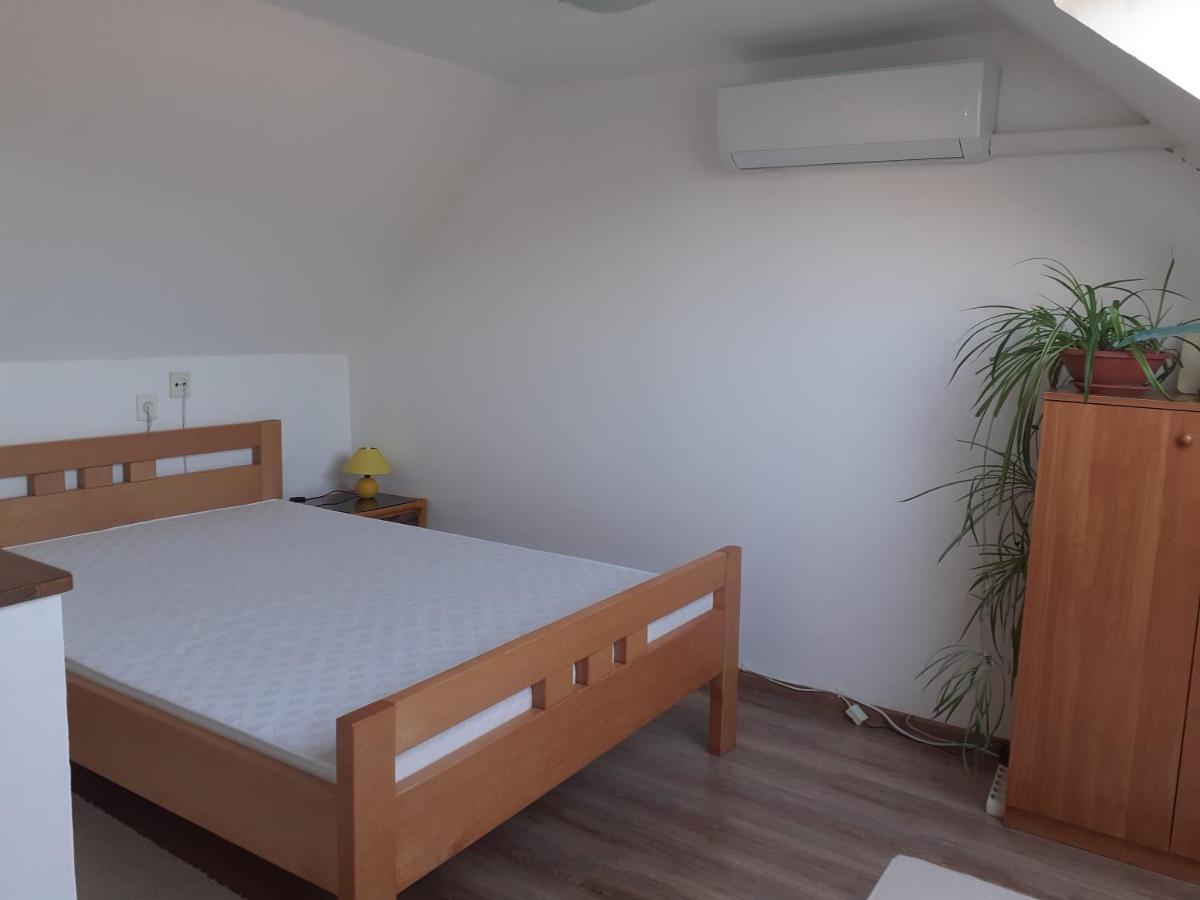 Eva Vendeghaz Villa Тата Екстериор снимка